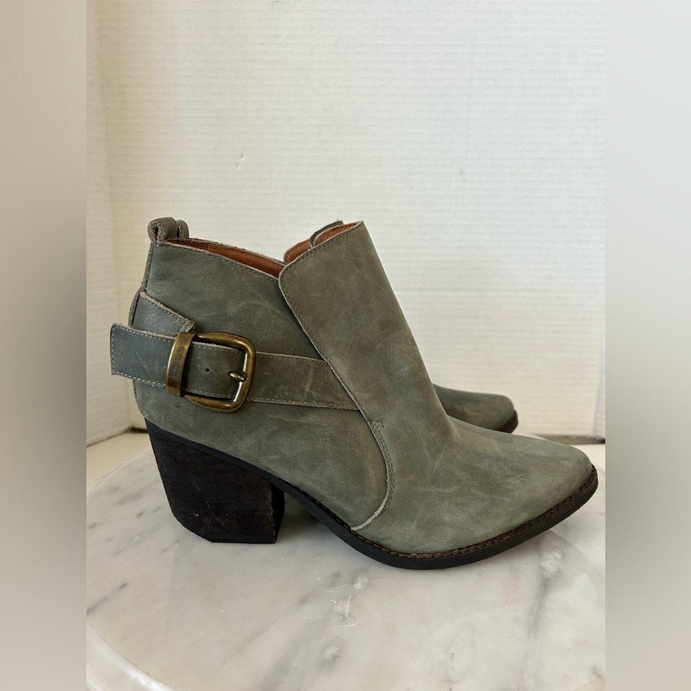 NWOT JEFFERY CAMPBELL JONAS BOOTIES. SIDE BUCKLE, WELL MADE, GREY, Sz.